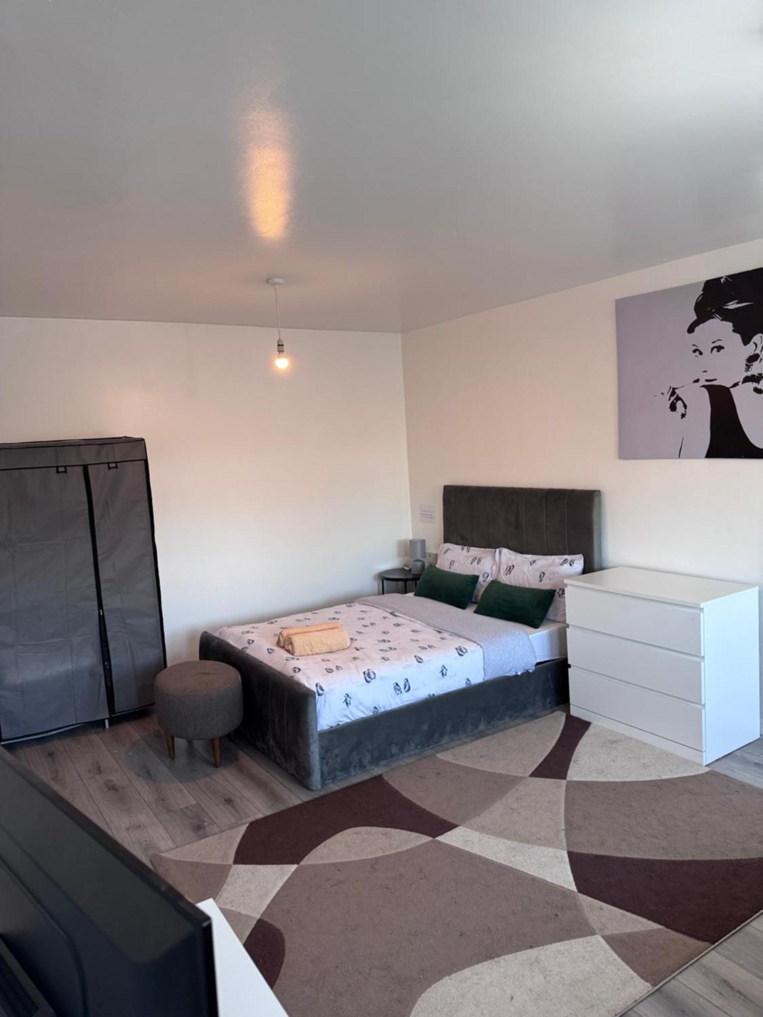 Modern Room In A 4 Bedroom Flat In London, Shared Bathroom! Exterior foto